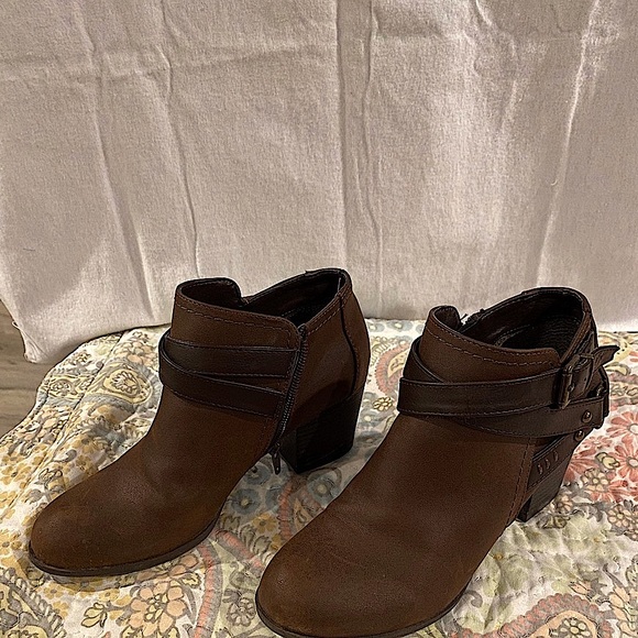 Saydie Mid Heel Belted Bootie
INDIGO RD Lug sole Round Toe Buckle strap 7.5M - Picture 2 of 5